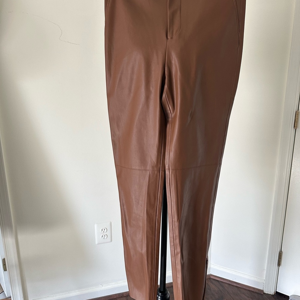 Zara high rise leggings, says medium but runs small